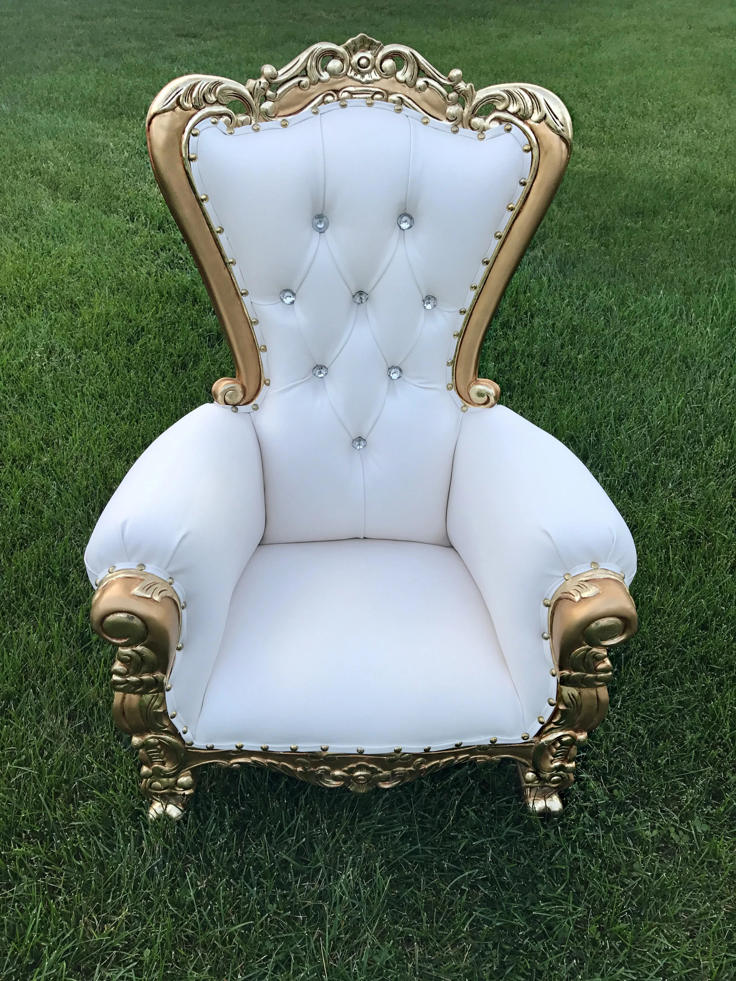 white:goldthrone.jpg