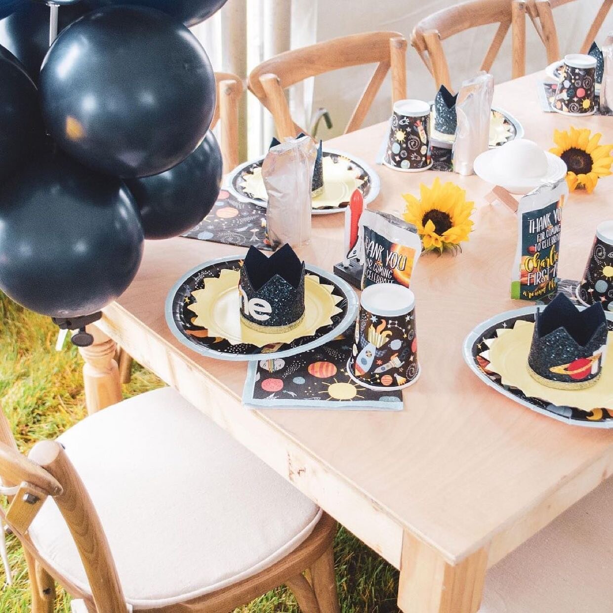 Cake smash in front of a balloon rocket ship and eating personalized pizza/juice under a galaxy kids table - what child wouldn&rsquo;t want that for their first?! Happy birthday Charlie!

Event planning and design: @norakevents 

Kids tables and chai