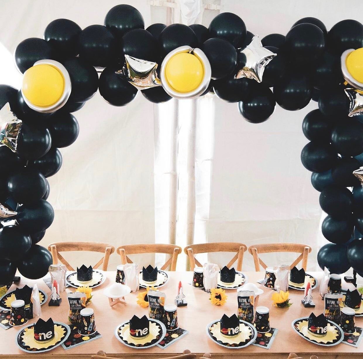 Cake smash in front of a balloon rocket ship and eating personalized pizza/juice under a galaxy kids table - what child wouldn&rsquo;t want that for their first?! Happy birthday Charlie!

Event planning and design: @norakevents 

Kids tables and chai