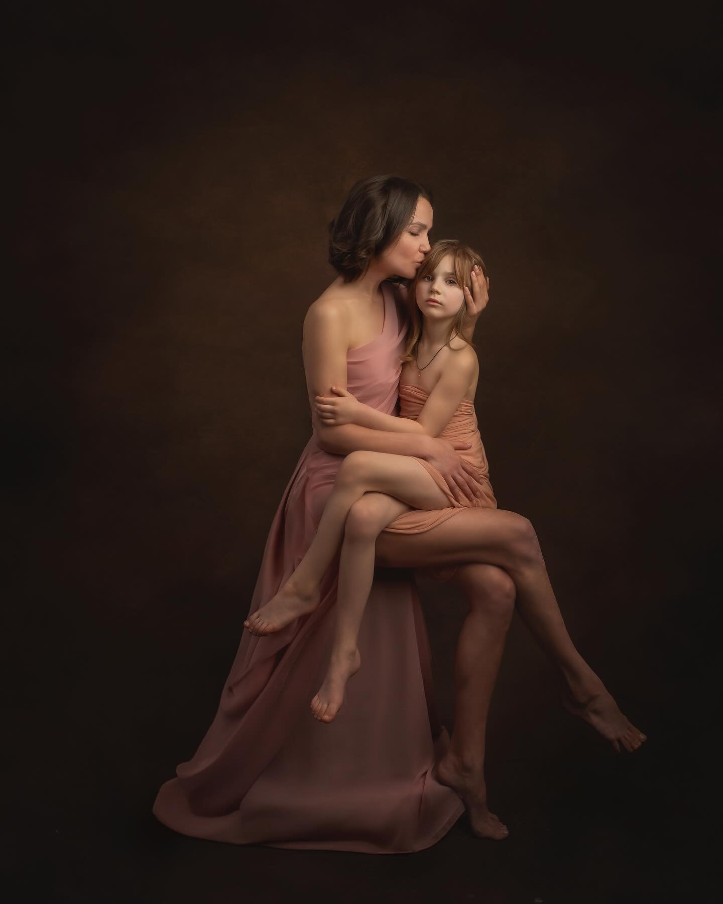 This 2 portraits of stunning mamma and her daughter!!🤍🤍🤍. We had a longer session than expected, sometimes I don&rsquo;t want it to be over. 

White girl dress by  @teterwarm 
Check out my Mothers-day special ( bio) 
.
.
#momanddaughter#motherhood