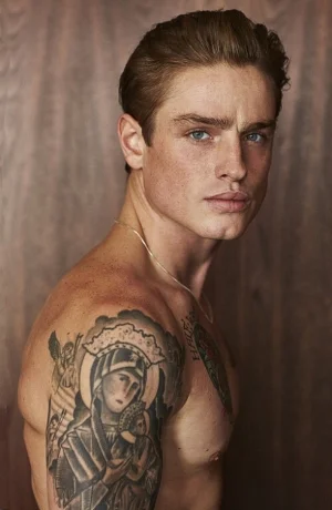 This shirtless, brooding model is a good likeness for Calor