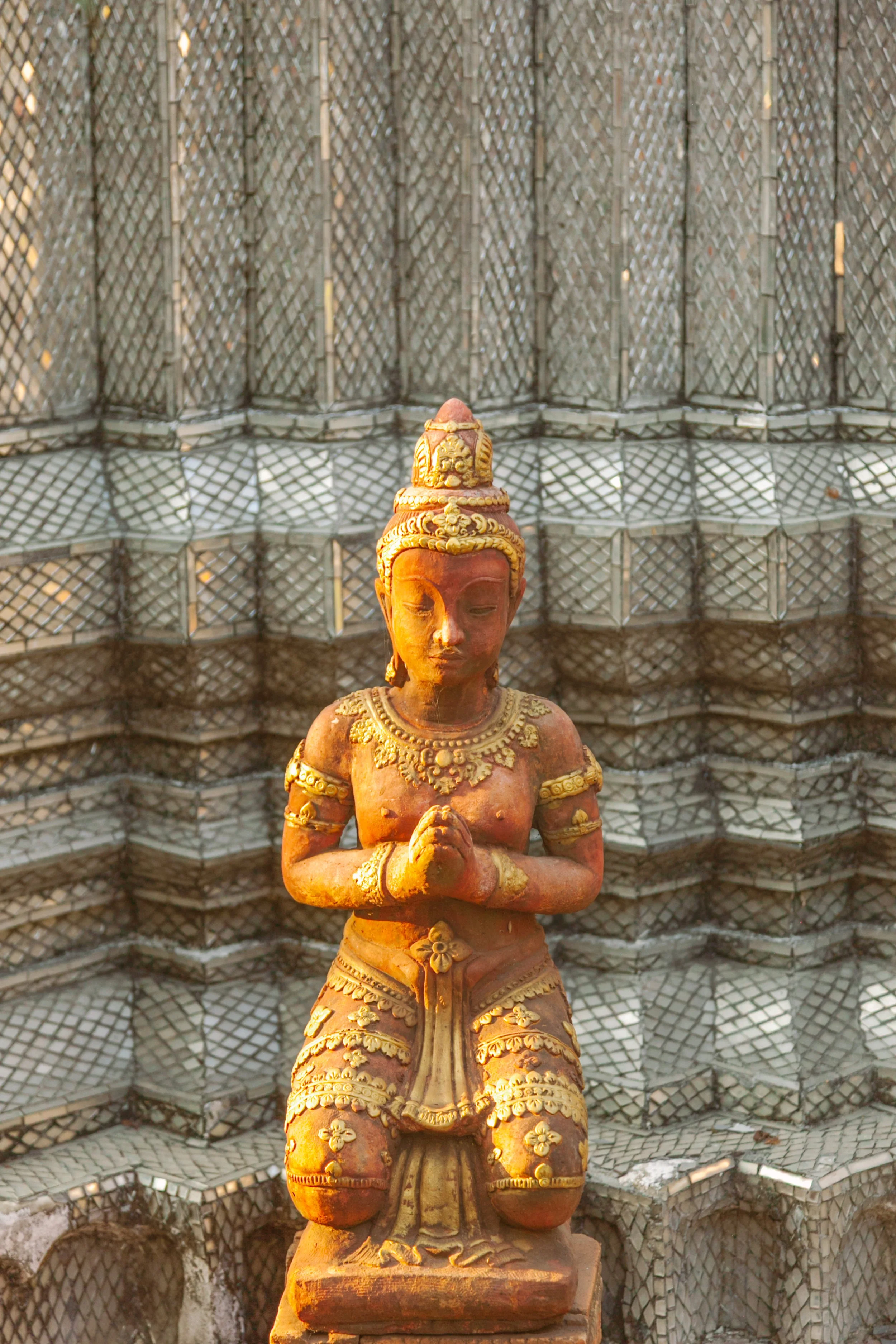 1157.color.finding.shewanders.suzanne.ofeldtthailand.JPG
