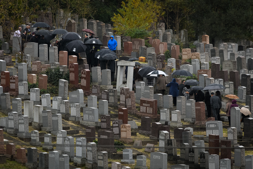  Mourners gather around the gravesite of Irving Younger, one of the victims of the Tree of Life Synagogue shooting, at Shaare Torah Cemetery on Wednesday, October 31, 2018 in Brentwood.  