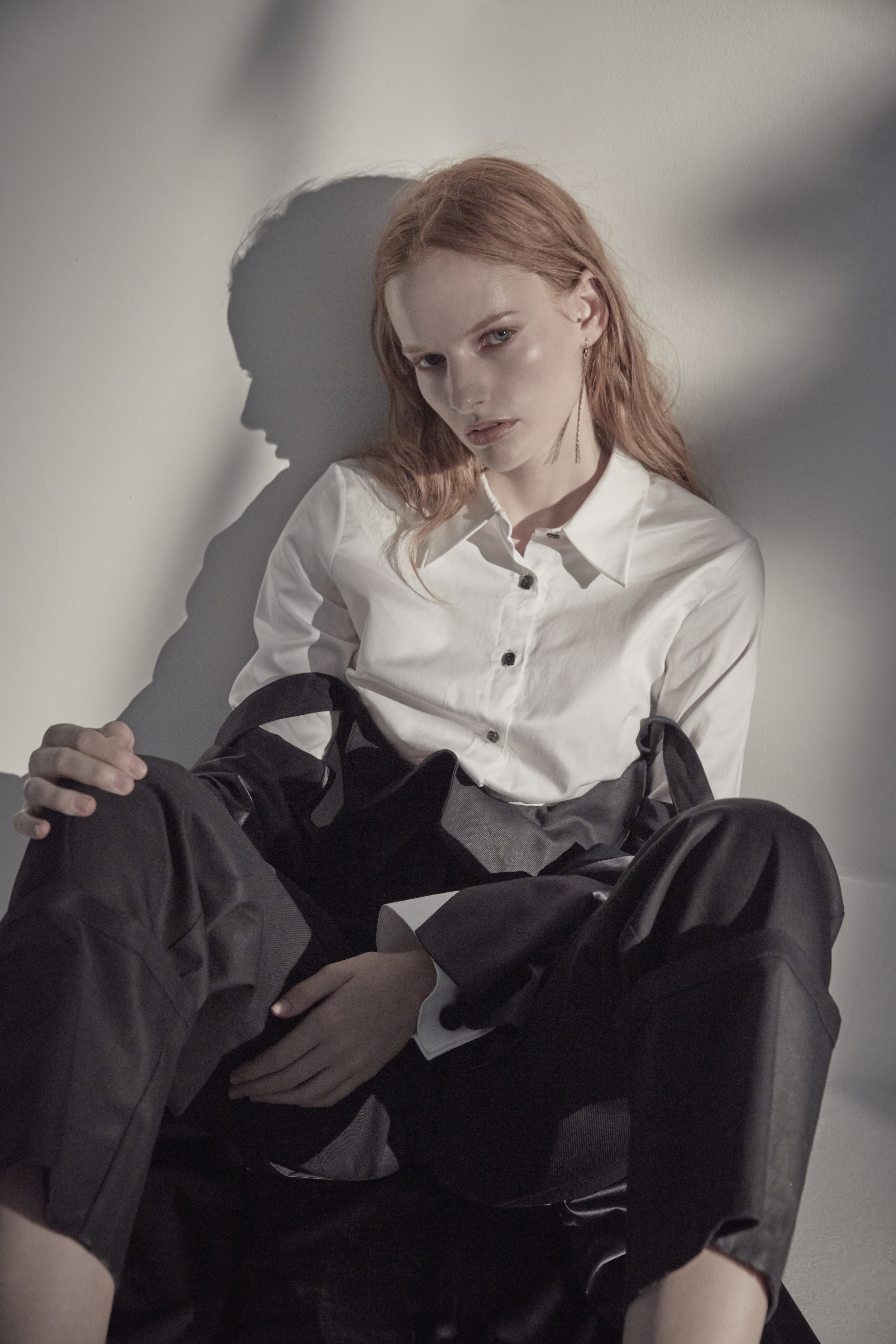 Shirt: OSMAN Trousers: TEIJA Coat: JACOON Shoes: MELISSA Pierce: MIRABELLE 