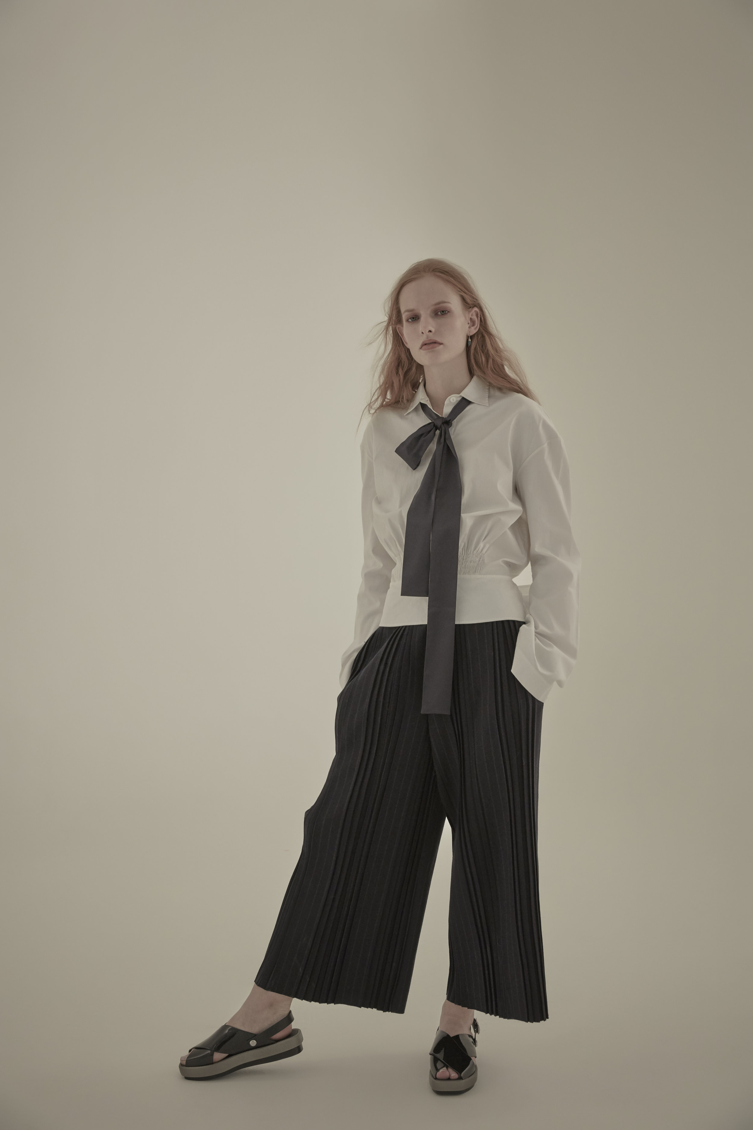 Shirt: TEIJA Trousers: PAUL&JOE SISTER Tie: JACOON Pierce: MIRABELLE Shoes: MELISSA 