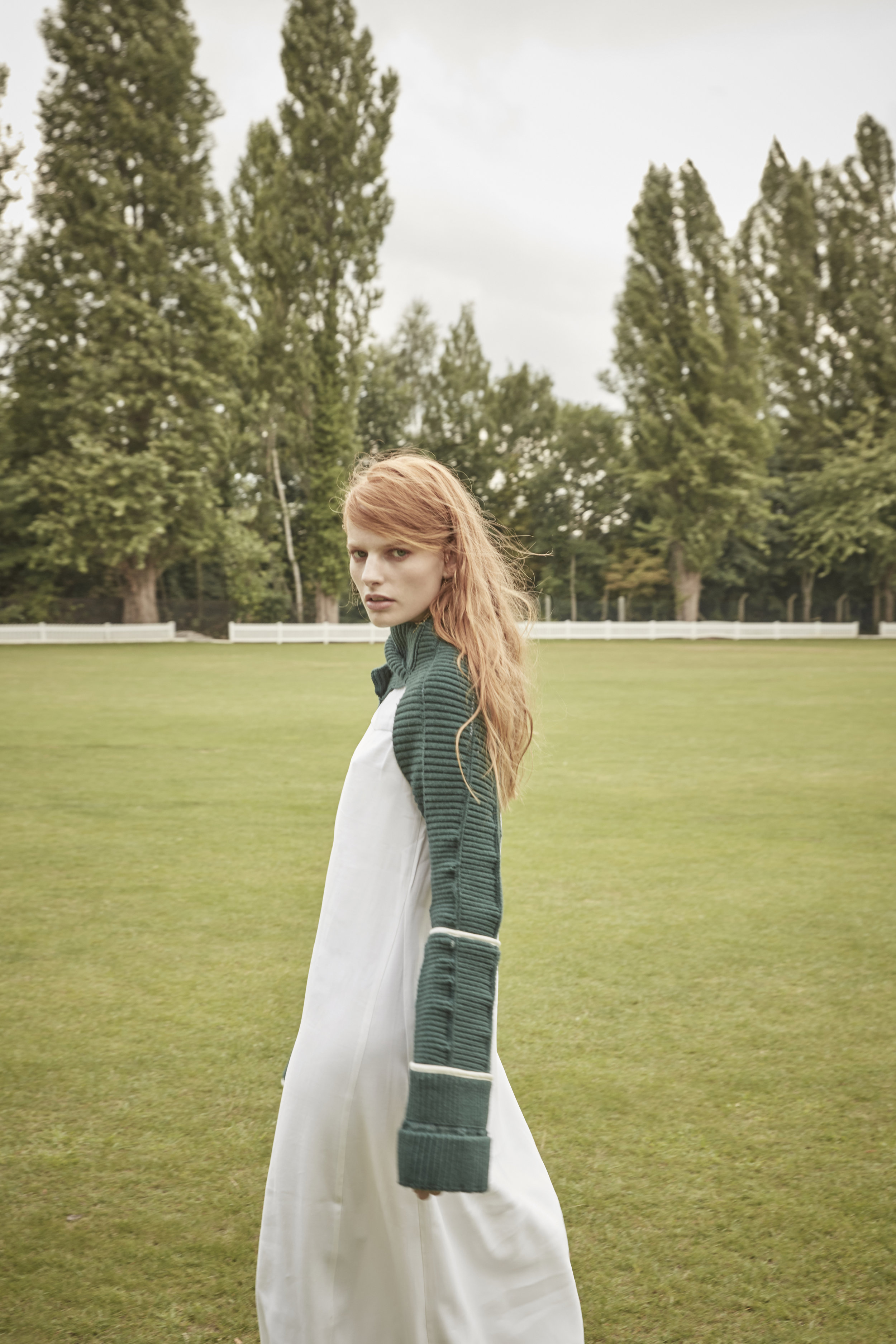 Dress: JACOON Knit sleeves: STEVENTAI Pierce: MIRABELLE Shoes: JIMMY CHOO 