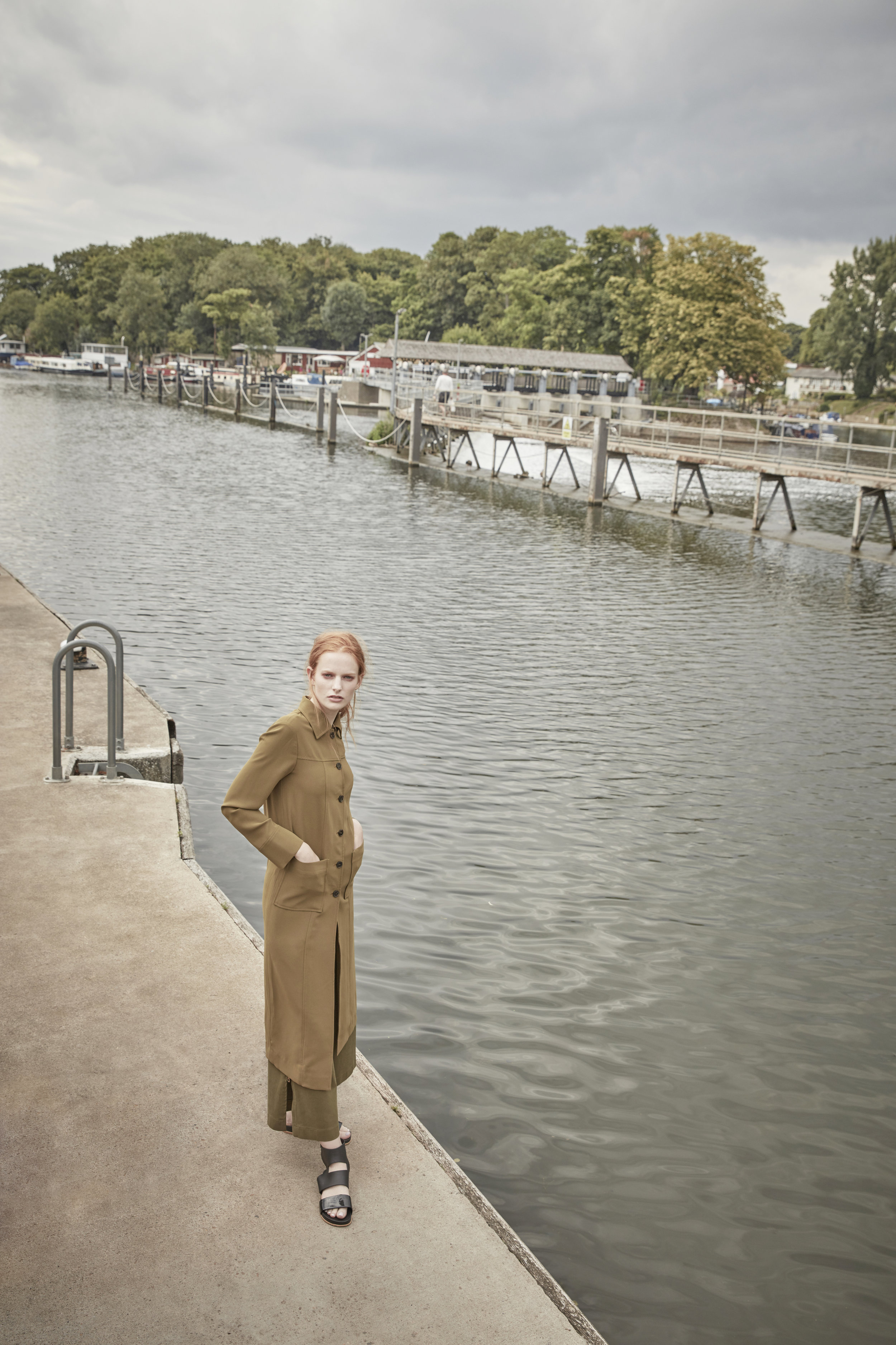 Jacket: JACOON Trousers: OSMAN Pierce: MIRABELLE Shoes: MELISSA 