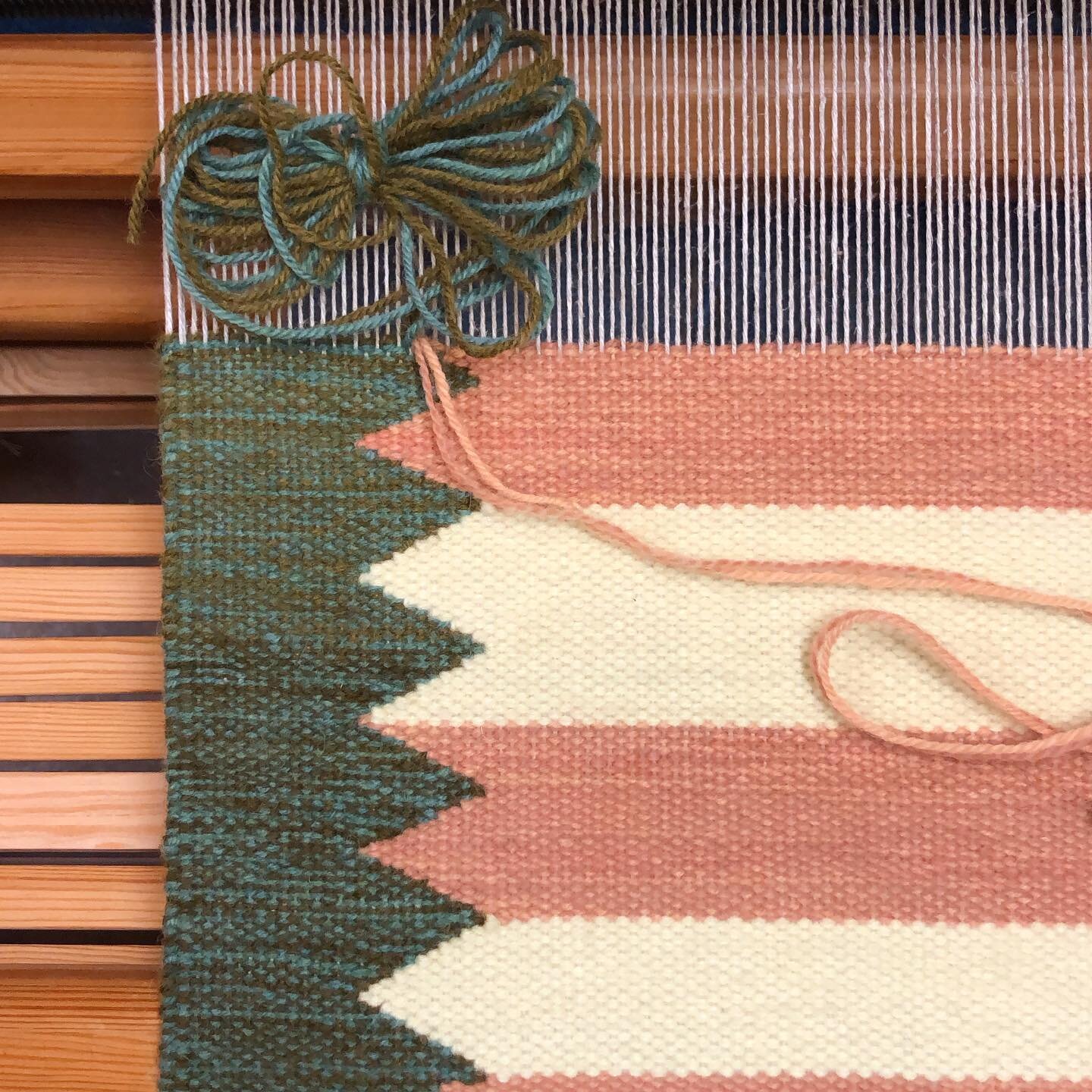 Hey hey from this zig zaggy, mind-bending rug! It&rsquo;s my favorite of the naturally dyed rugs so far. My painter brain is really digging playing with hue and value by holding together multiple strands of yarn, and my inner Virgo is trying hard to 