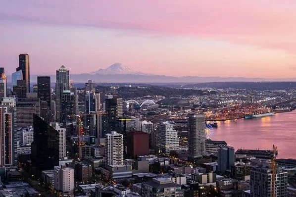 Golden hour in Seattle. 🍥
(pc:&nbsp;@lmn.photo.graphy)