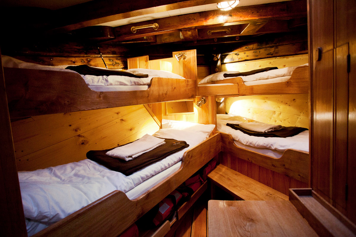 4-pax-cabin-front-in-schooner-hildur.jpg