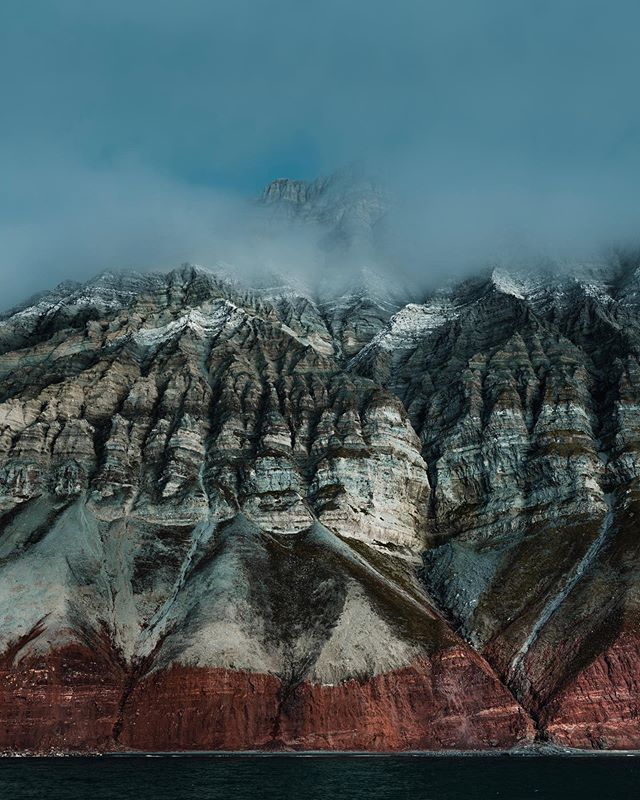 Sailing back from Pyramiden, @astromadman and I crossed our fingers for the clouds to wrap around these intense cliff formations in Billefjorden. Drifting closer to the area, we realised the conditions had lined up. Always crazy to see such a rugged 