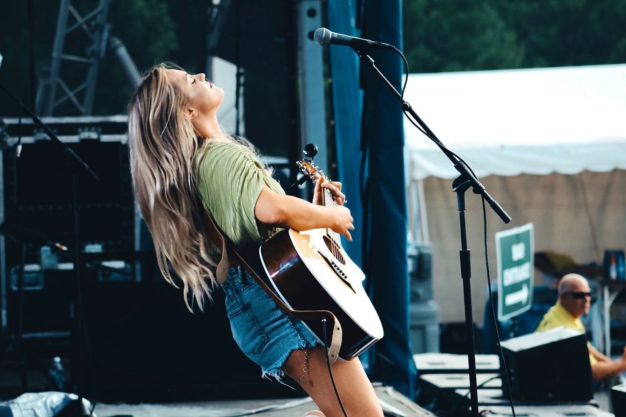 &ldquo;She's got an old soul, she's the salt of the earth. When she gives her love, she knows what it's worth&rdquo; 🖤
&bull;
&bull;
&bull;
&bull;
&bull;
&bull;
&bull;
&bull;
&bull;
#music #musician #portraitphotography #concert #concertphotography 