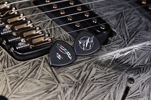 This is honestly so insane🤯
Flow Jumbo 2.0mm
.
A huge thank you to @jimdunlopusa , especially @timothious for taking care of me and @chrys333 for getting me hooked on these Flows. 
New logo design by @callme_dejon .
.
.
.
.
.
#guitarpicks #plectrum 