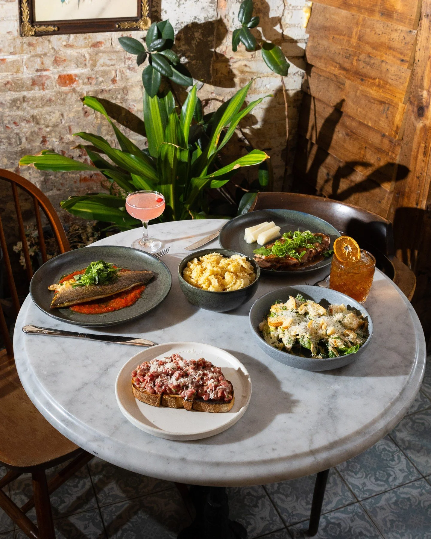 Your table is ready with all your favorites at Harp and Crown&hellip; Tap the link in our bio to book your reservation! 🥂 #phillyrestaurant #nightout