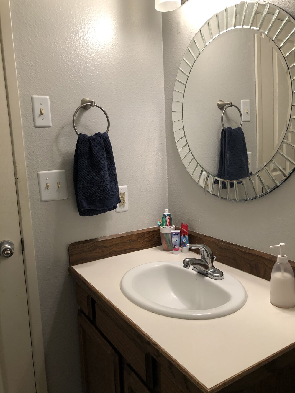 *IMG_6864- mirror- counter- towel.jpg