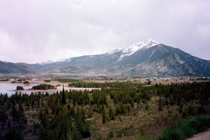 Colorado on film. (Breckenridge and Colorado Springs) 
Man, I miss these mountains.
_
#alovelywaytobe #coloradosprings #breckenridge #portra400 #filmphotograph