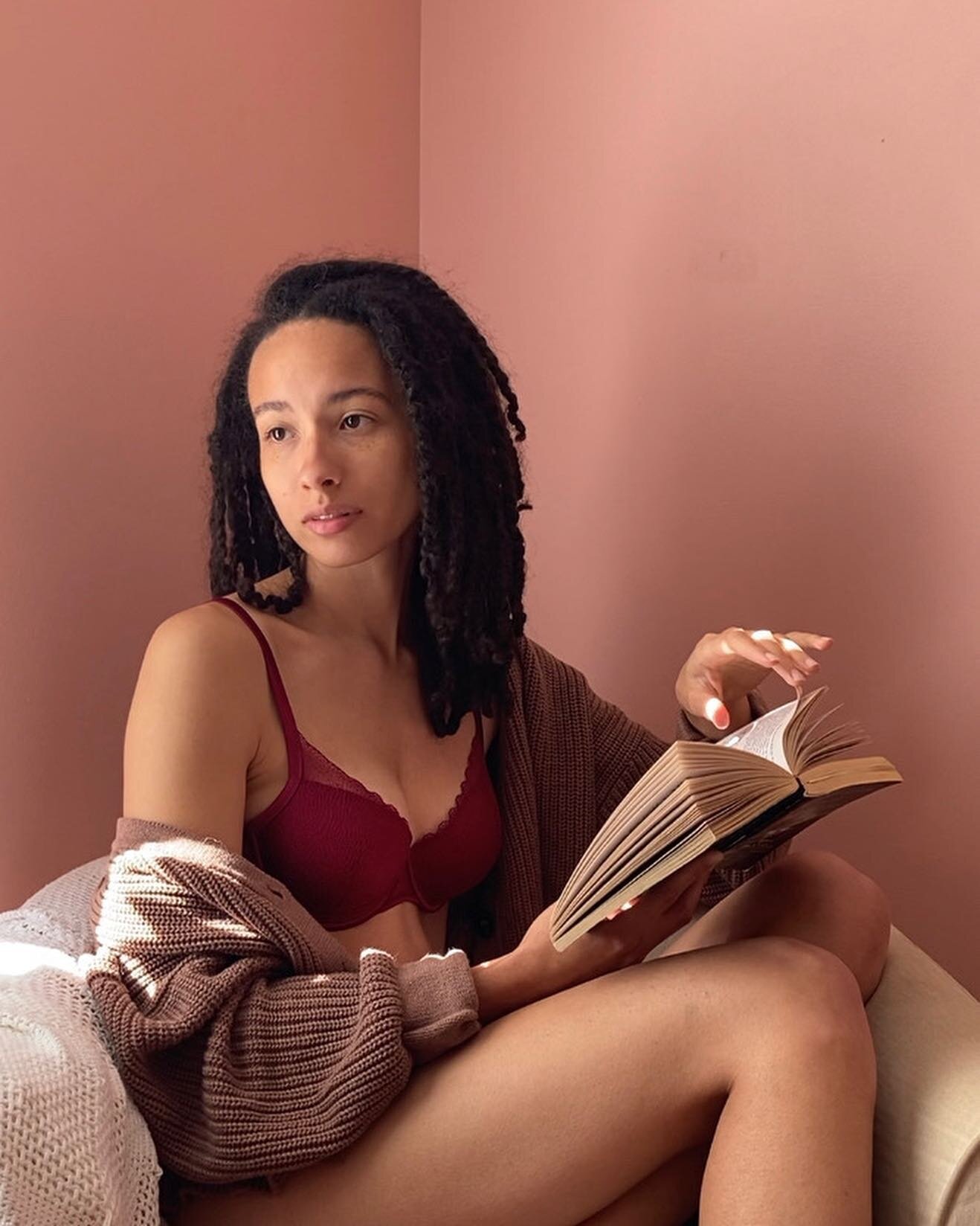 There's just something about wearing just the right shade of red, about the leisure of reading a book in the sunshine, about wearing matching underwear that feels so ✨luxurious✨
⠀⠀⠀⠀⠀⠀⠀⠀⠀
For some reason, bras and undies are the last thing I think ab