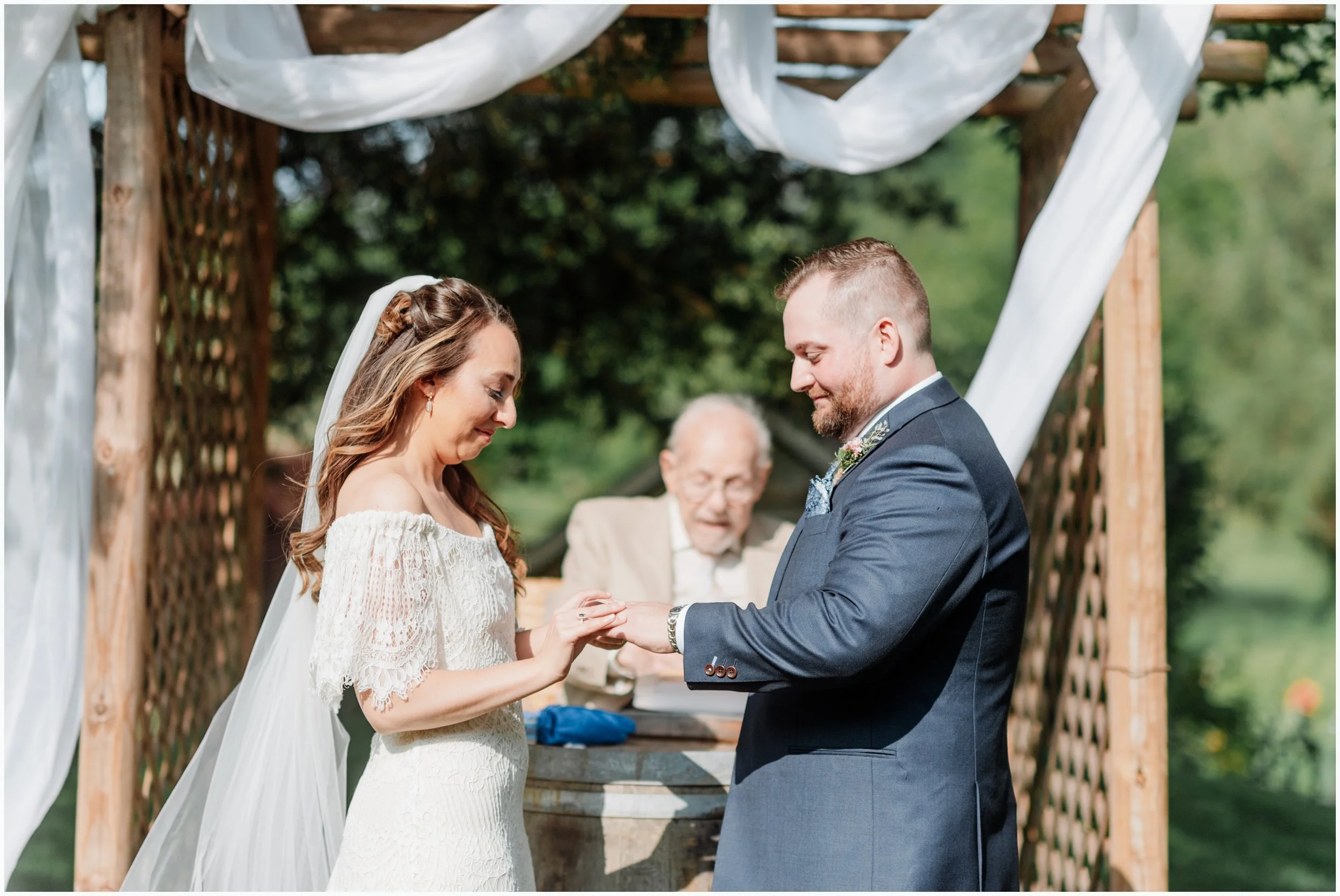 LaurenAndrewBarnAtForestvilleSharynFrenkelPhotography041.jpg