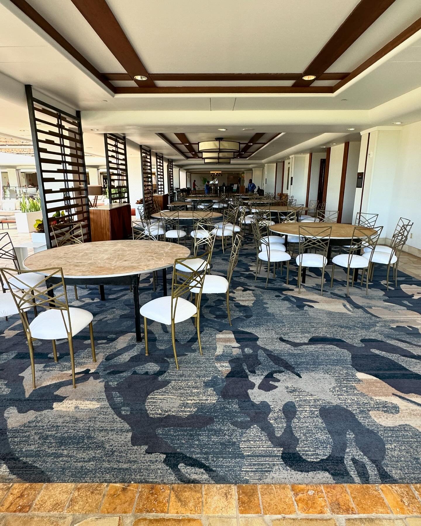 Wedding at @waikoloabeachmarriott at the Paniolo terrace with @blushweddingshawaii featuring our gold fan back chairs with white pads. @bigislandtents #hawaiievents #hawaiiwedding #bitgoldfanbackchairs
