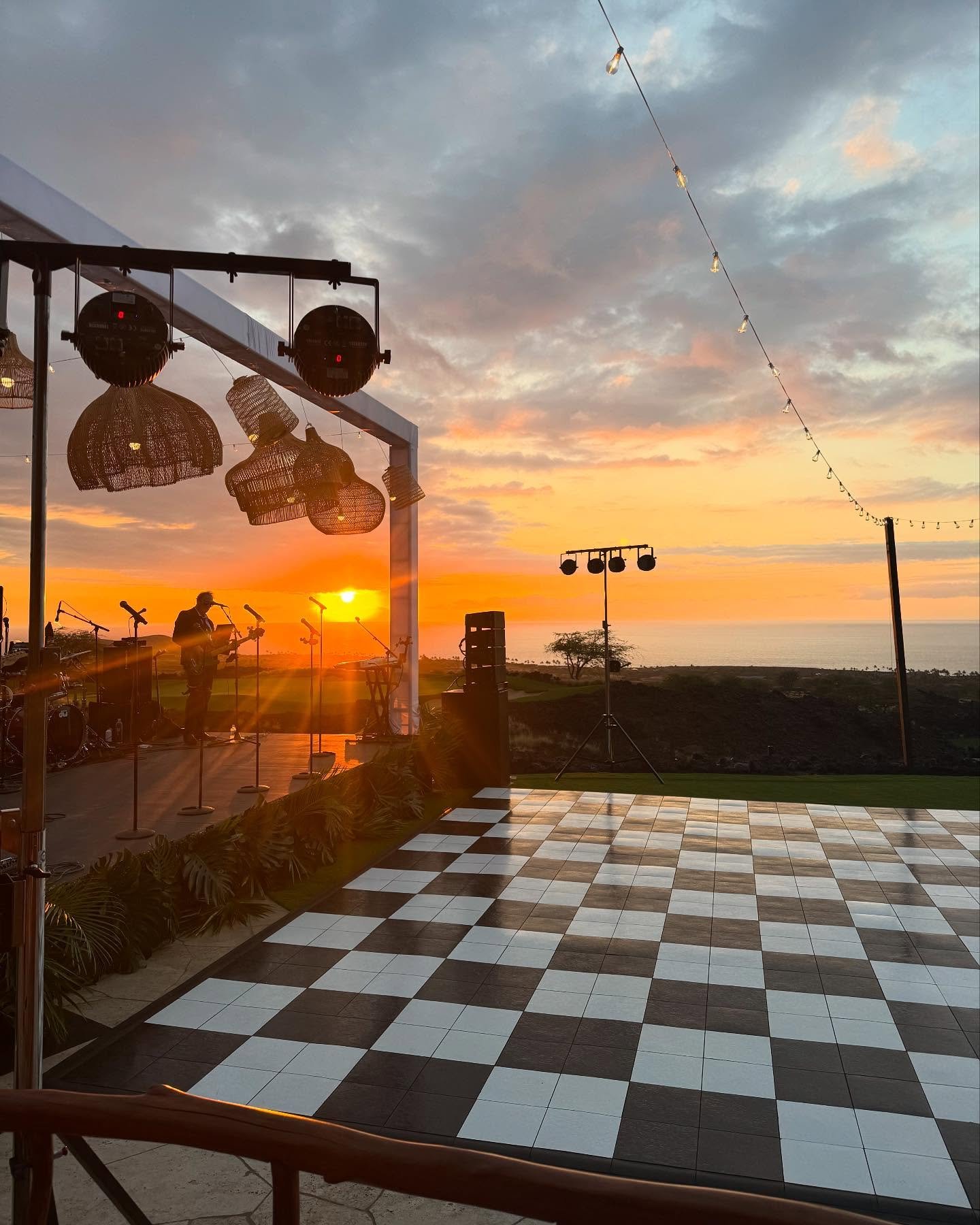 Beautiful wedding set up with our black and white checkered pattern dance floor at kukio golf club. 

Coordination: @blissinbloom 
Venue: @kukiogbc 
Dance floor: @bigislandtents 

Thanks Alia for the photo. 🤙🤙🤙📸
#bigislandtents #hawaiiwedding #oc