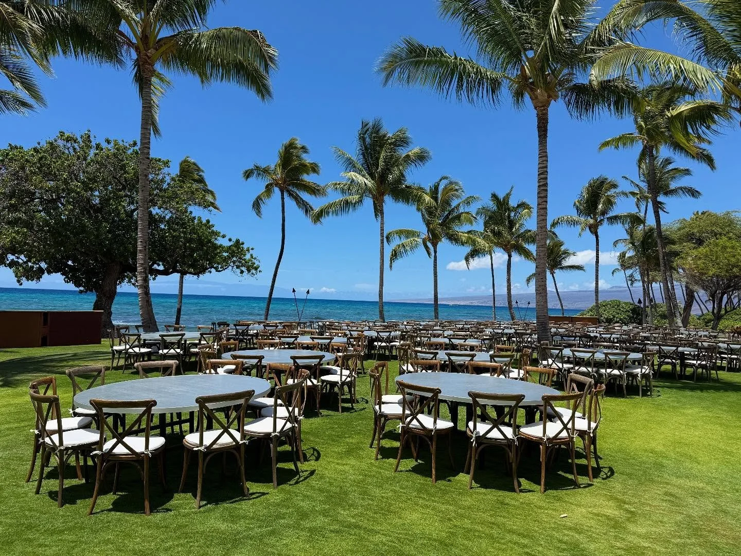 Large corporate event at Mauna Lani with our cross bank vineyard chairs and rattan chargers. 

Coordination: @nalucreative 
Venue: @maunalaniauberge @maunalanievents 
Rentals: @bigislandtents 

#bigislandtents #hawaiievents #resortevents #corporateev