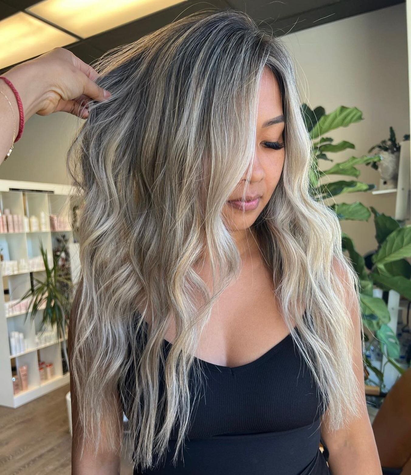 @hairby_chaipenn opened up this Saturday and Sunday 9am apts! DM to book! ☀️🕶
.
.
.
.
.
.
.

. . . . . . . #dimensionalbalayage #olaplex #btcpics #redken #hairtransformation #licensedtocreate #hairofinstagram #haircutsseattle #balayage #modernsalom 