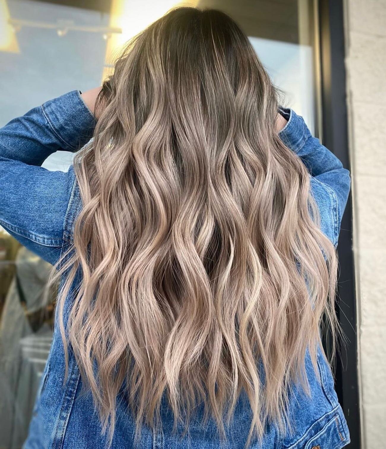 When @kenly.hair finally posts you know it&rsquo;s ☄️☄️☄️
.
.
.
.
.
.
. . . . . . . #dimensionalbalayage #olaplex #btcpics #redken #hairtransformation #licensedtocreate #hairofinstagram #haircutsseattle #balayage #modernsalom  #haircutsseattle #balay