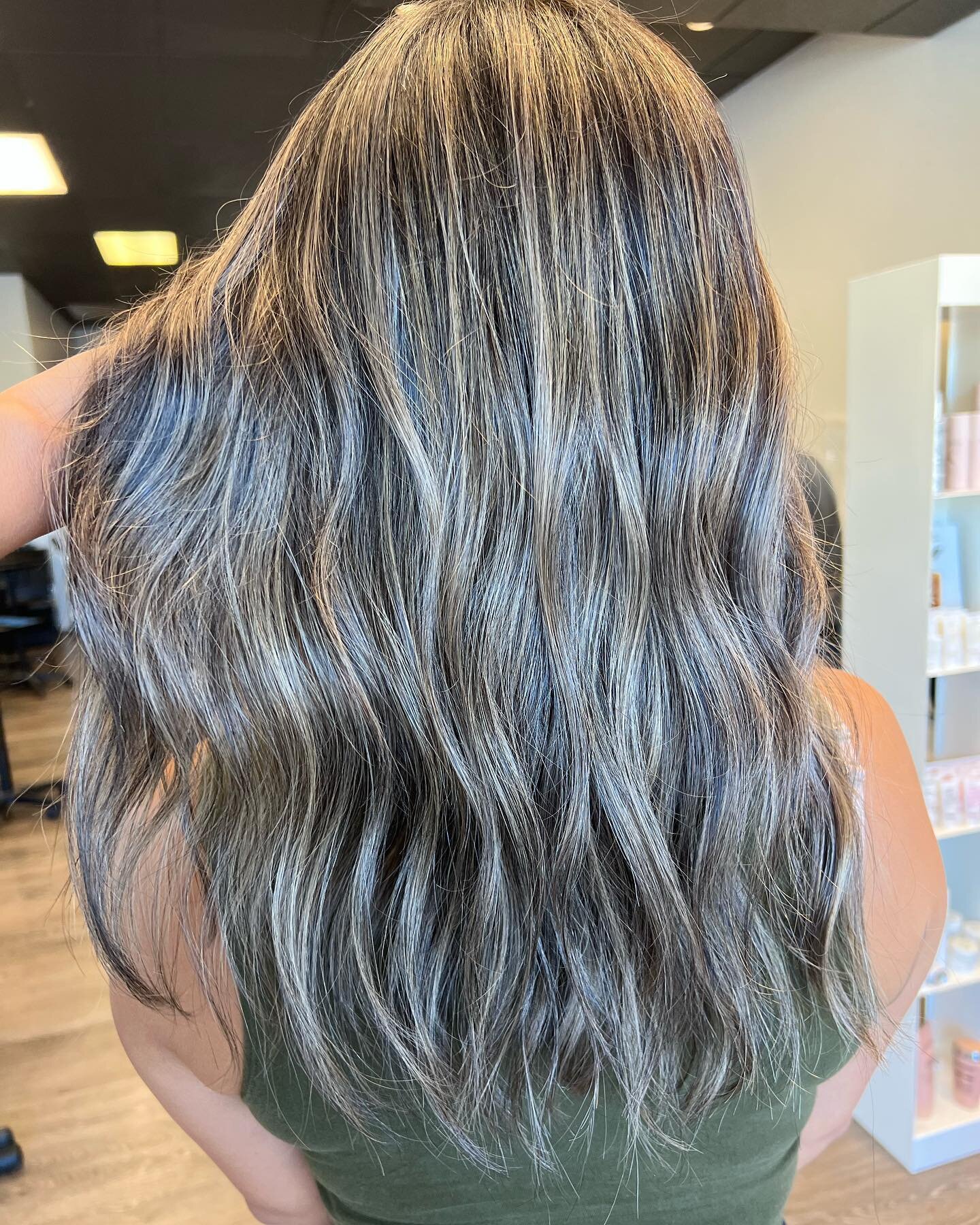 Natural dimensional balayage by @thuyvttran 🤩
.
.
.
.
.
. . . . . . . #dimensionalbalayage #olaplex #btcpics #redken #hairtransformation #licensedtocreate #hairofinstagram #haircutsseattle #balayage #modernsalom  #haircutsseattle #balayges #modernsa