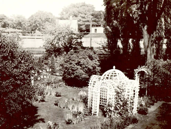 HistGardenPhoto5ornateArbors.jpg