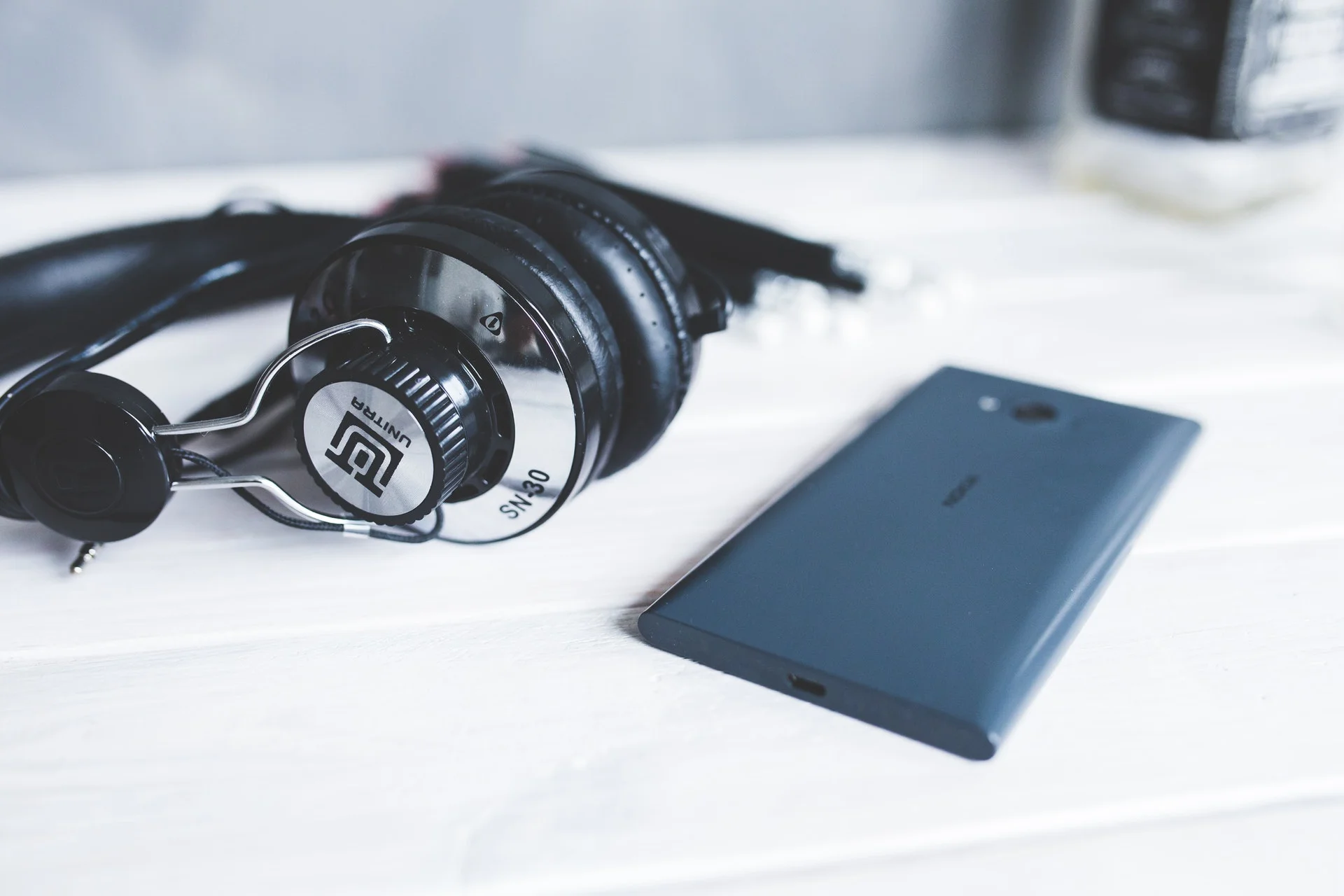 smartphone-technology-music-white.jpg
