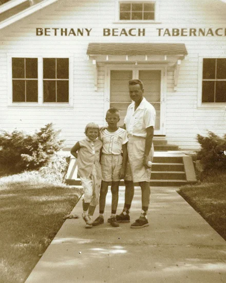 Woody with his father and sister