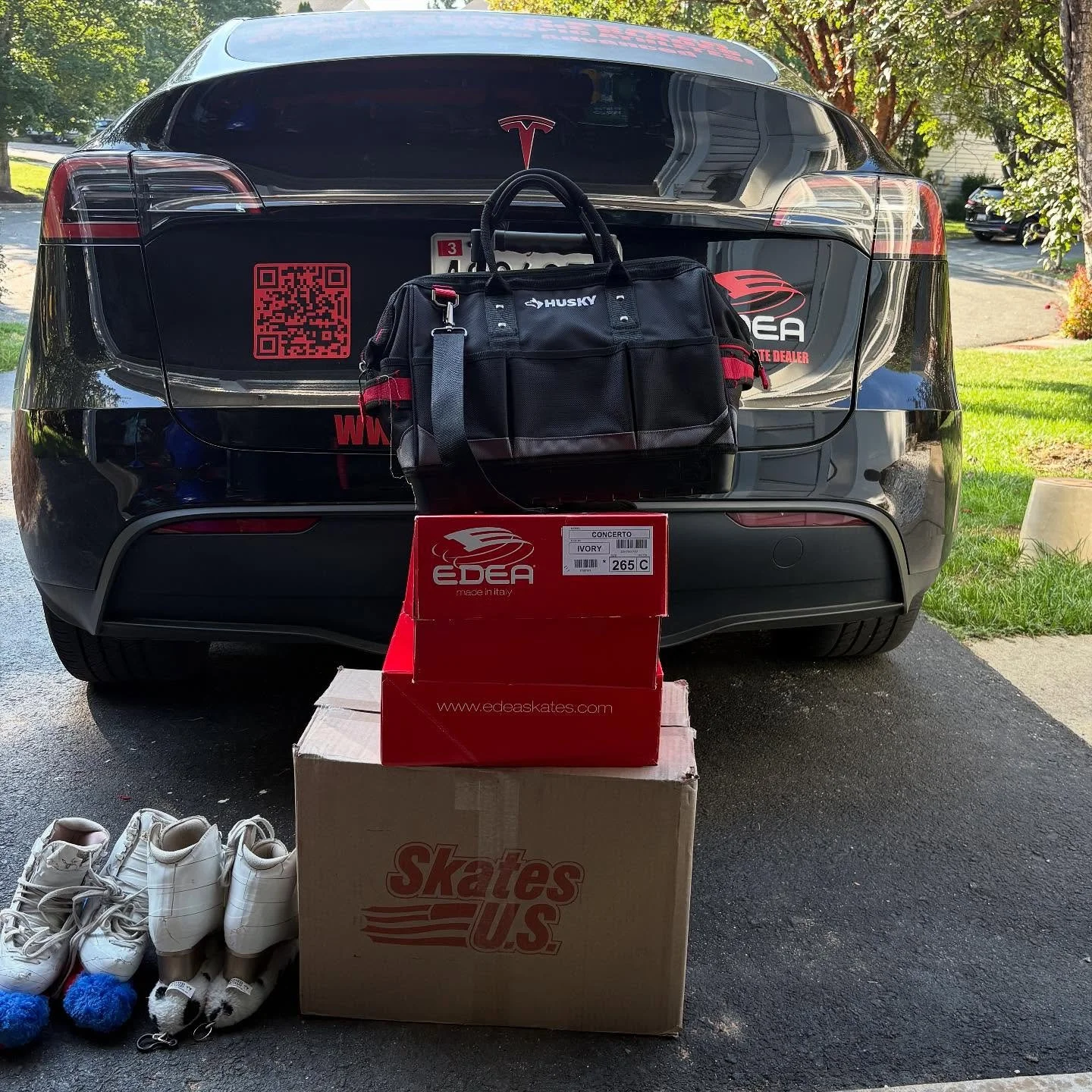Are you tired of rearranging your schedule to fit in skate sharpening, boot fitting, and blade adjustments? Why not let the convenience of the shop come to you! 🚗⛸️ 

I bring professional skate services right to your door - quality sharpening, exper