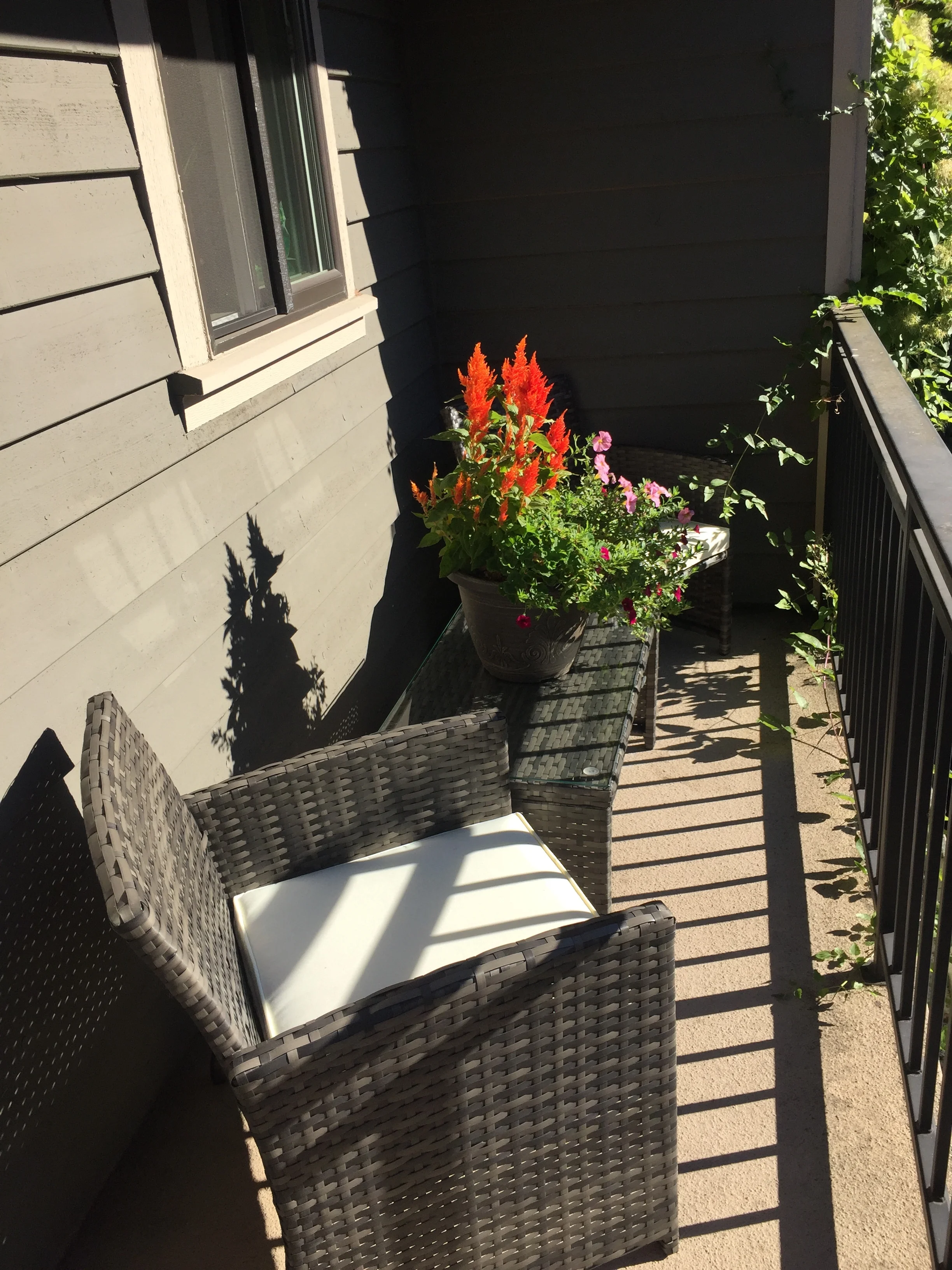 Outdoor furniture assembly 