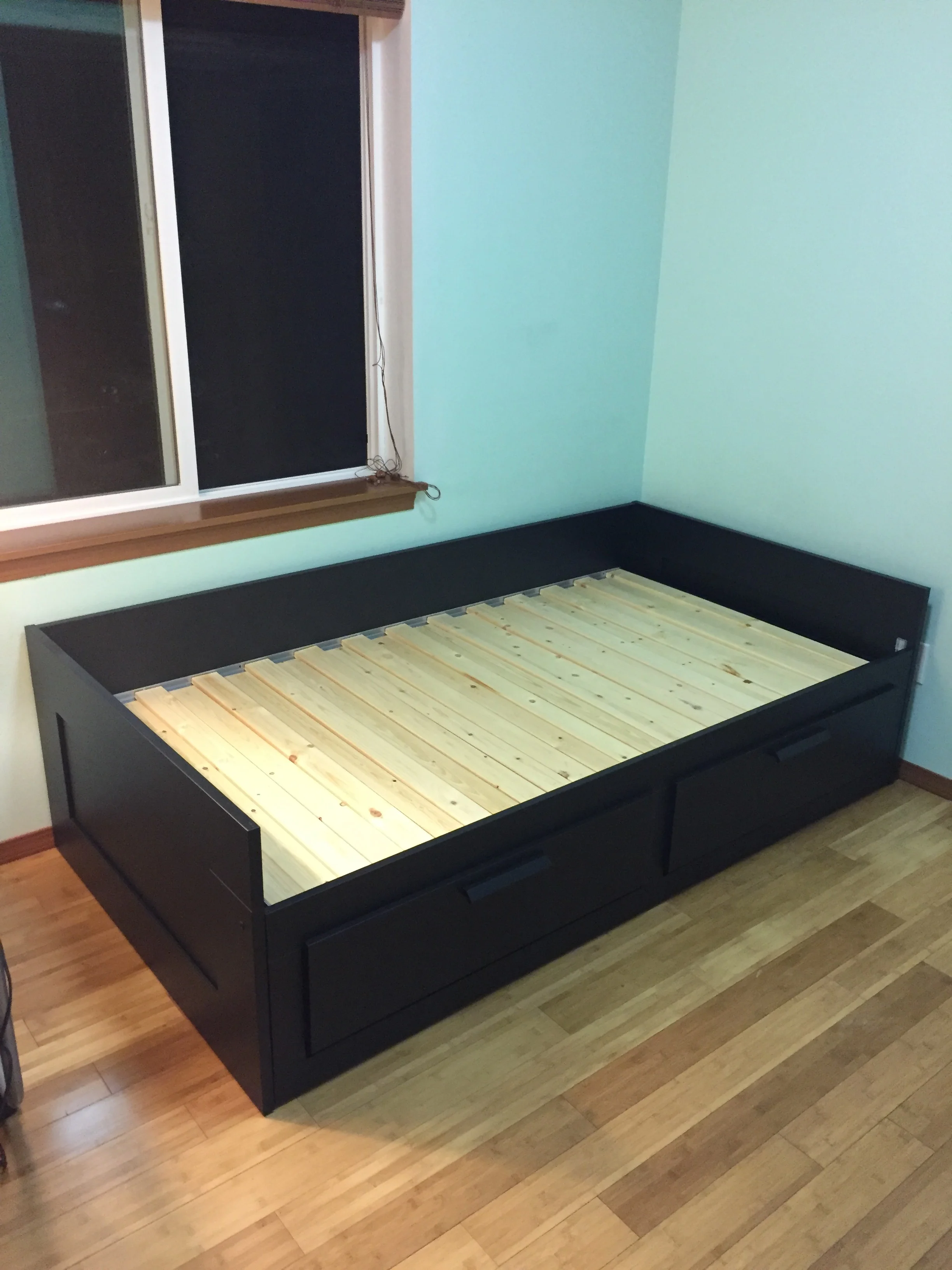 Day bed assembly 