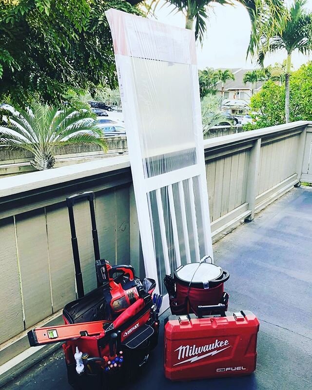 Screen door installation 🛠 &bull;
&bull;
&bull;
#BixnoHandy #handyman #Seattle #Honolulu #DFW #Chicago #style #tools #transformation #learn #build #diy #business #home #work #renovation #explore #travel #determination #house #handy #motivation #insp