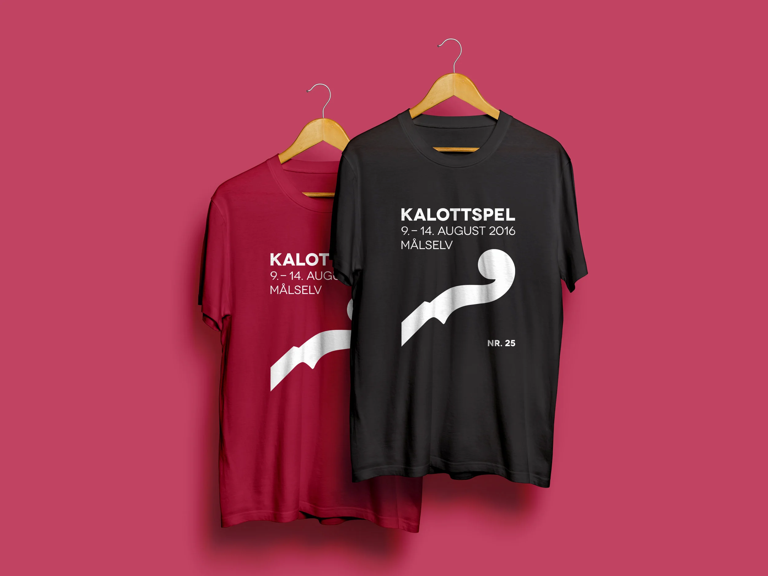 OPPGAVE OG LØSNING: Kalottspel ble kunde hos Hipp Hurra i 2014 da de ønsket rebranding med ny visuell identitet. Kunden ønsket en moderne profil tuftet på spelets opprinnelige logo fra 1975. Profilen skulle kunne endres fra år til år uten å miste formen, noe som løses ved å velge en ny hovedfarge for hvert år. Vi redesignet logo og utviklet visuell identitet, samt webløsning, plakater, programfoldere og t-skjorter. KATEGORIER: Redesign logo og visuell identitet Festivalprofil Webløsning T-skjorter Plakater Program Flyers Digitalt materiell Foto: Ingvil Skeie Ljones