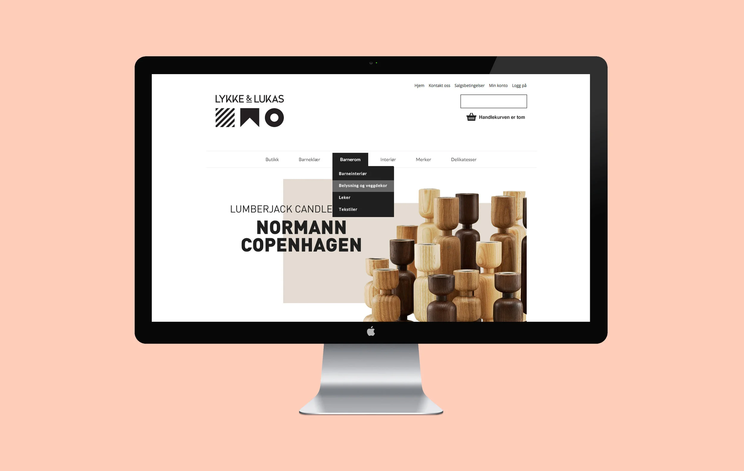 PROSJEKT: Visuell identitet 2009. Rebranding 2014. OPPGAVE: Da Line og Benedicte startet opp Lykke & Lukas i 2009 lå hovedfokuset på kvalitetsbarneklær fra Norge og Danmark, i tillegg til hjemmelagde brød, kaffe, en del andre godsaker og noe interiør. Etterhvert tok interiørbiten mere og mere plass, og da lokalet vegg i vegg ble ledig bestemte de seg for å utvide butikken. I forbindelse med dette meldte behovet seg for en rebranding med en videre profil som i større grad viste mangfoldet i det de tilbyr. De ønsket også å få bedre frem sine tre avdelingene - junior - interiør - delikatesser. Løsningen ble en lek med geometriske former, som skal symbolisere variasjon, design og kvalitet. De forskjellige avdelingene markeres med egne undertekster under logoen. KATEGORIER Identitet, print, emballasje, vegg-/fasadedekor, skiltløsning, heading for design for webshop og sosiale medier.
