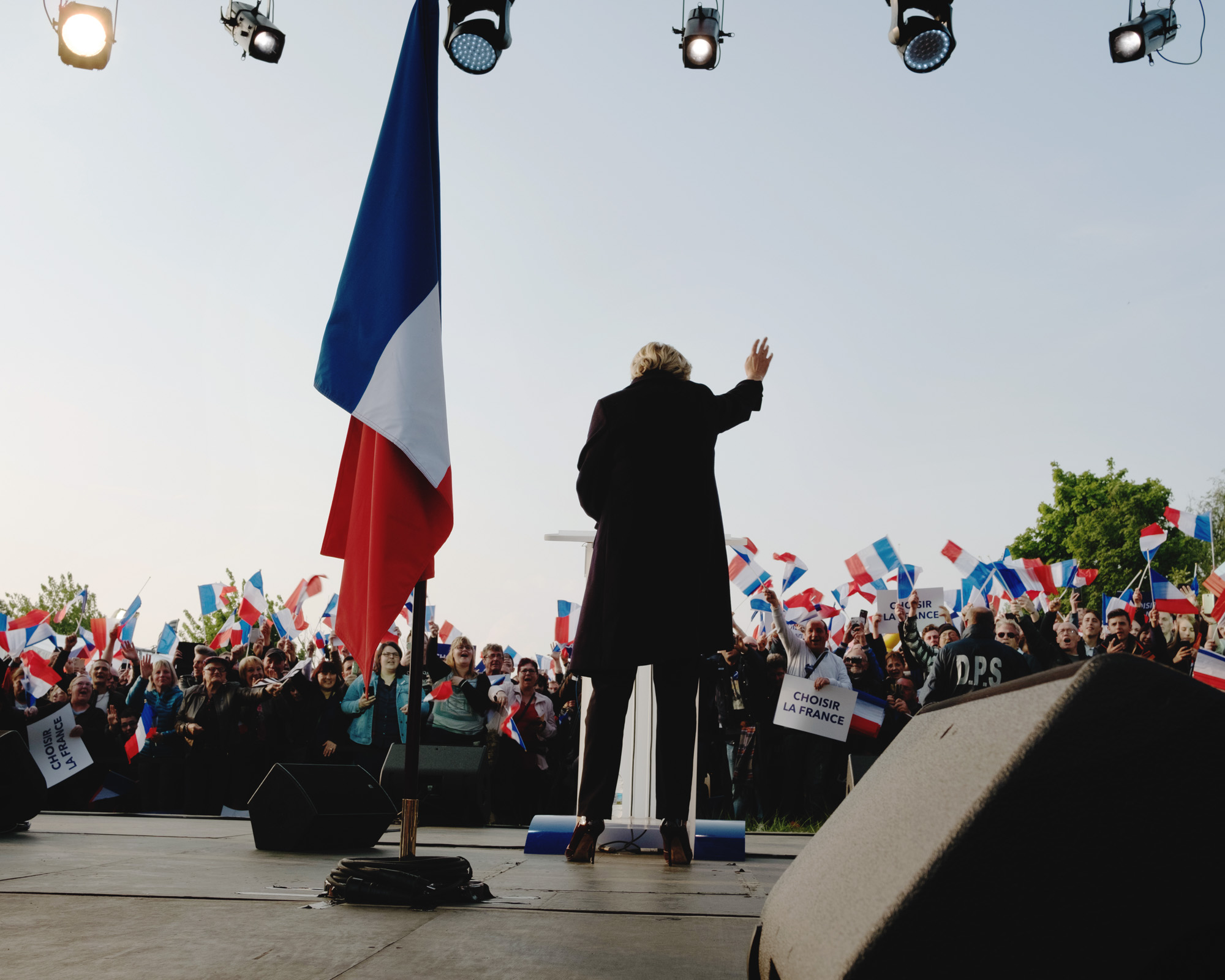  Marine Le Pen lors de son dernier meeting avant le second tour, Ennemain, 4 mai. 