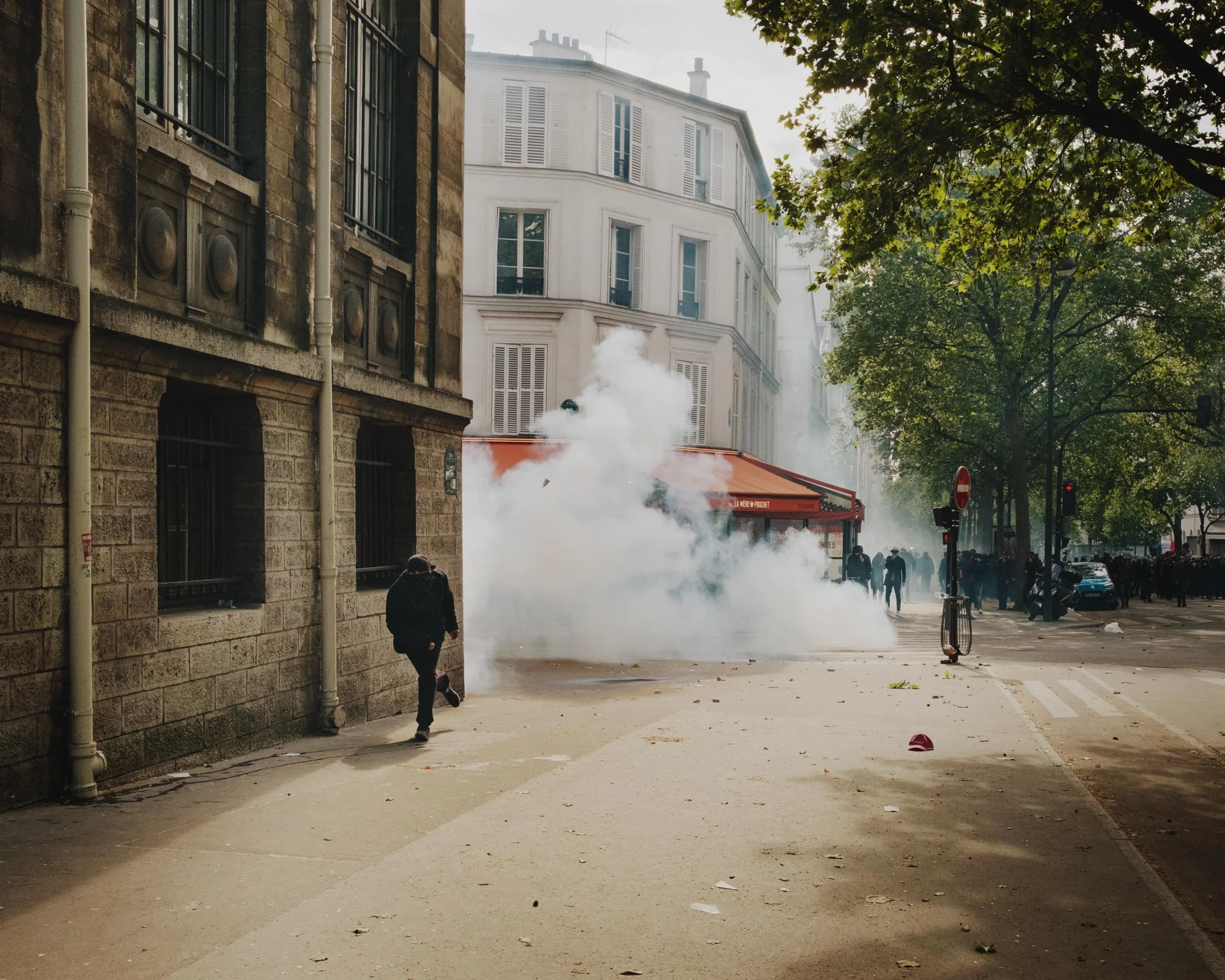 De violents affrontements opposent les forces de l'ordre et des manifestants d'ultra-gauche en marge du défilé de la fête du travail, Paris, 1er mai.