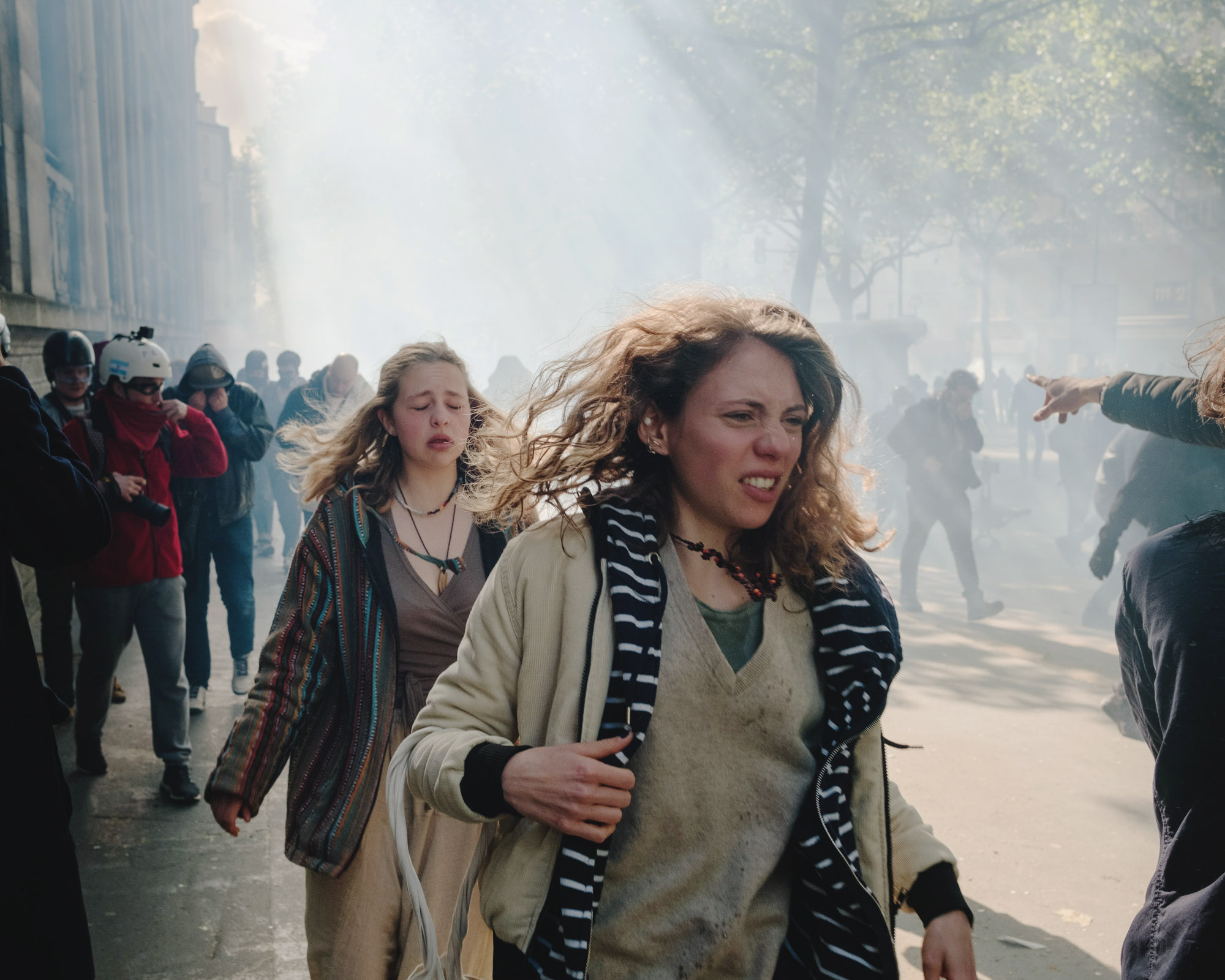  De violents affrontements opposent les forces de l'ordre et des manifestants d'ultra-gauche en marge du défilé de la fête du travail, Paris, 1er mai. 