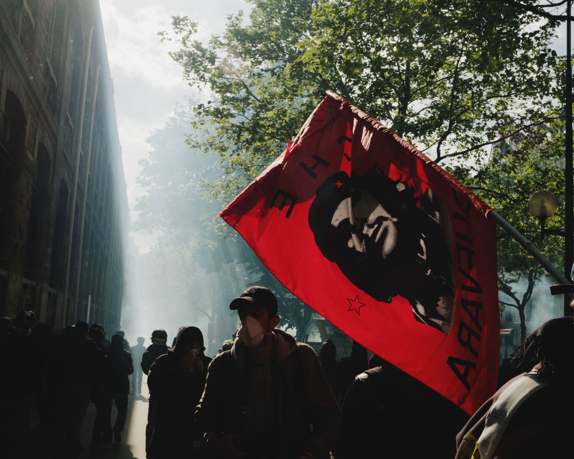  De violents affrontements opposent les forces de l'ordre et des manifestants d'ultra-gauche en marge du défilé de la fête du travail, Paris, 1er mai. 