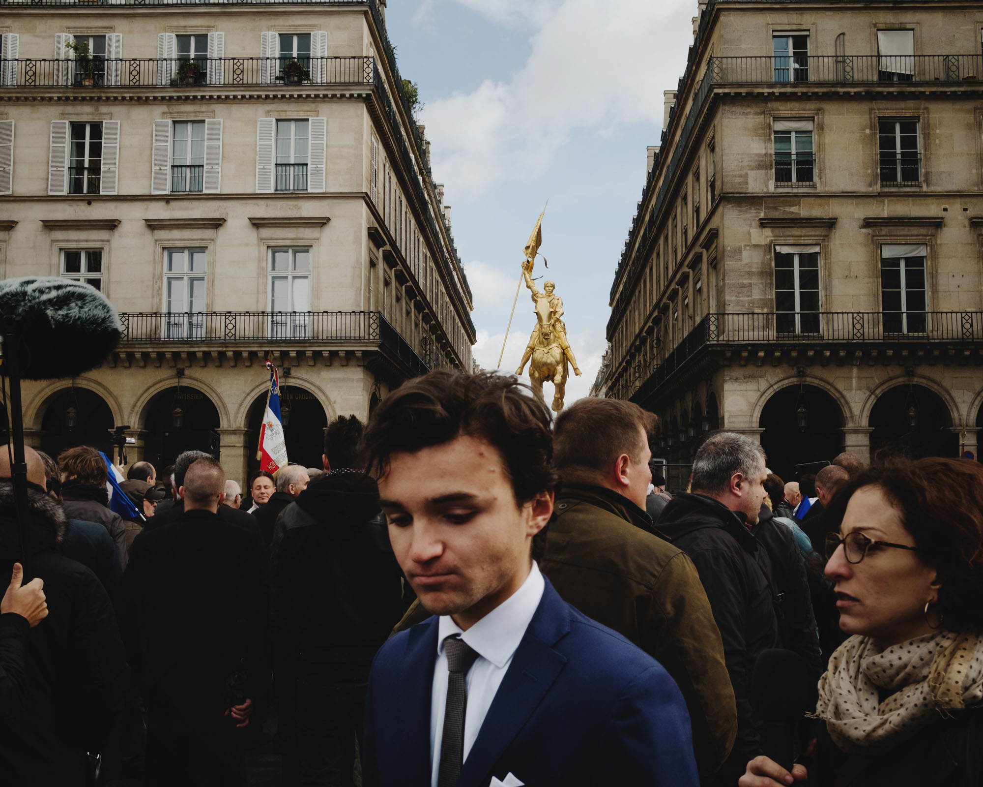  Un jeune soutien d'extrême droite lors du discours de Jean-Marie Le Pen devant la statue de Jeanne d'Arc, Paris, 1er mai. 