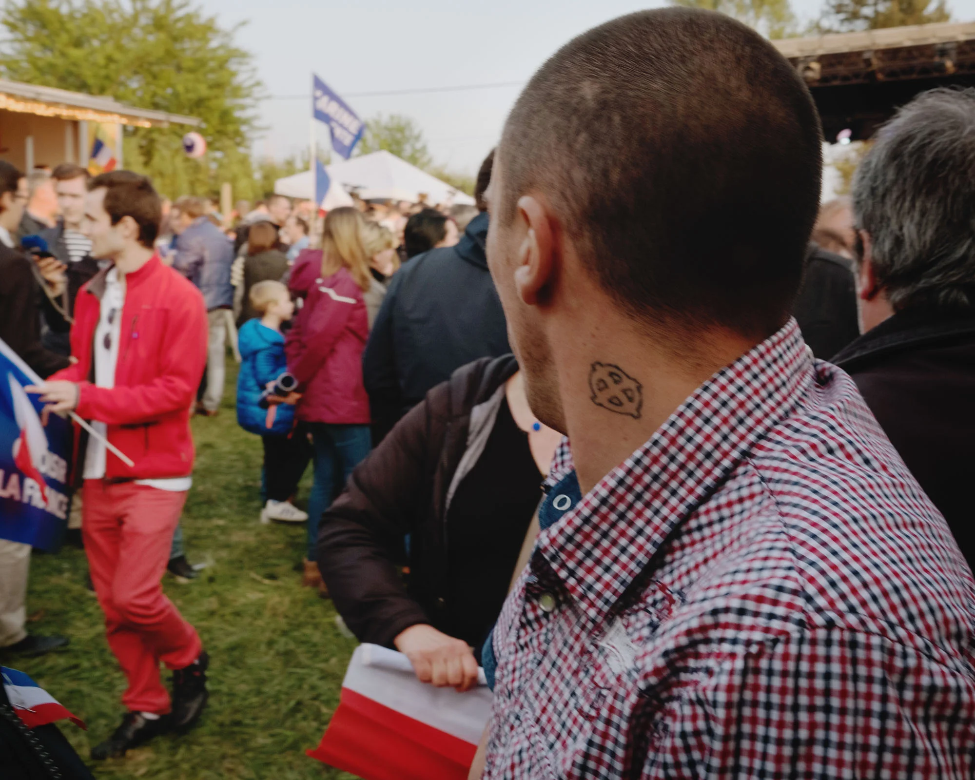 Un jeune militant d'extrême droite lors du dernier meeting de Marine Le Pen avant le second tour. La croix celtique sous cette forme est devenue au lendemain de la seconde guerre mondiale un symbole néofasciste. Ennemain, 4 mai.