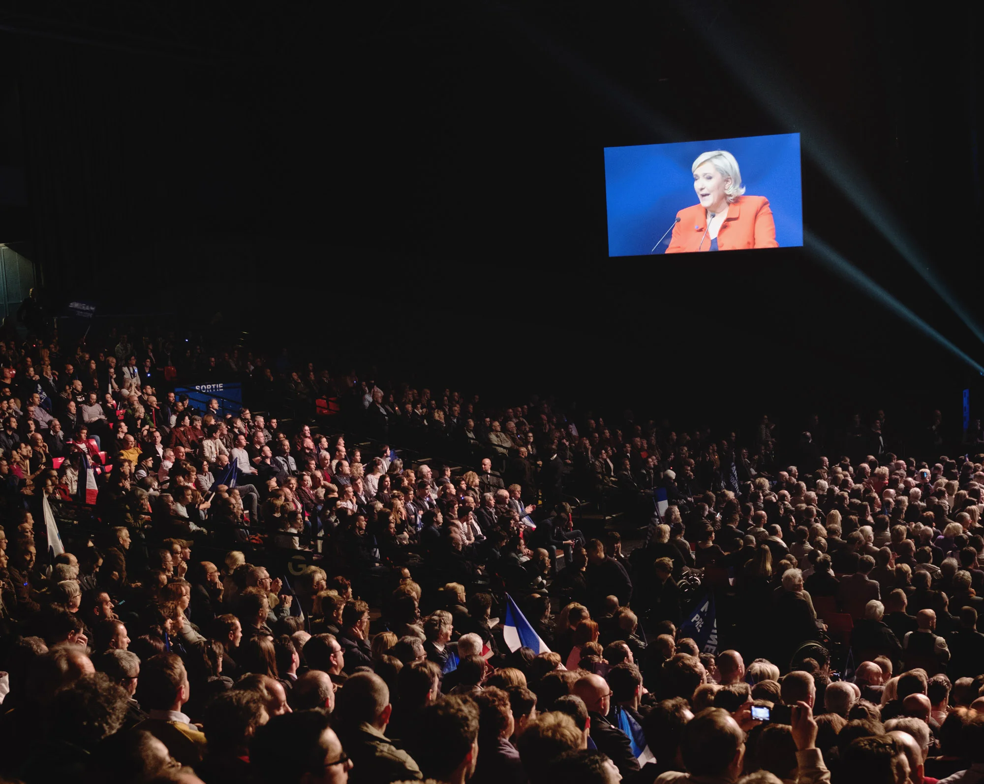 Marine Le Pen en meeting au Zénith de Paris, 17 avril. Le 7 mai, au soir du second tour, elle a réuni sous sa bannière fasciste 11 millions de français.