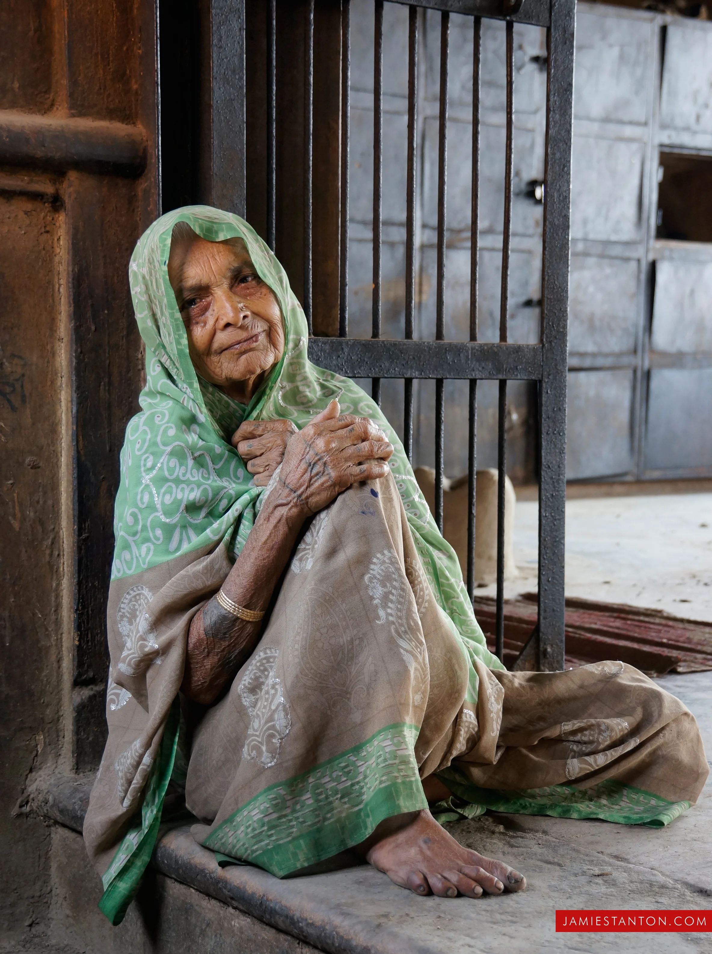old-woman-varanasi_16030786616_o.jpg