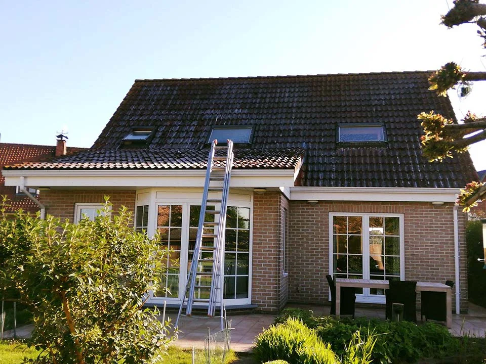 Ontmossen en coating dak - rood - Kortrijk - voor.jpg