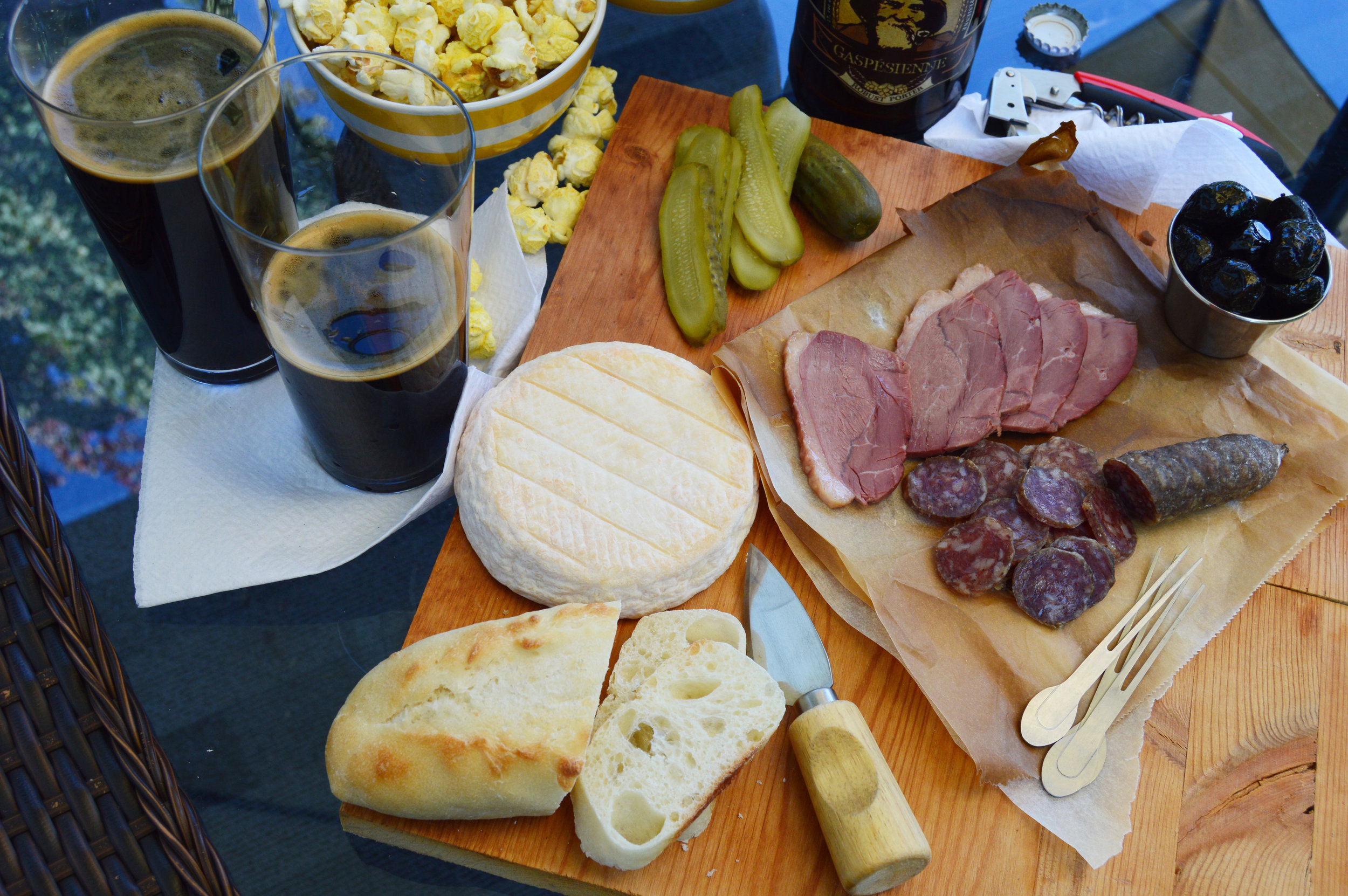 Saucisses, Fromages d'ici, bières de microbrasserie québécoise, pain frais, olive, pop corn, saucissons séchés Fou du cochon et scie, planche de service, Pit Caribou, le p'tit verrat.