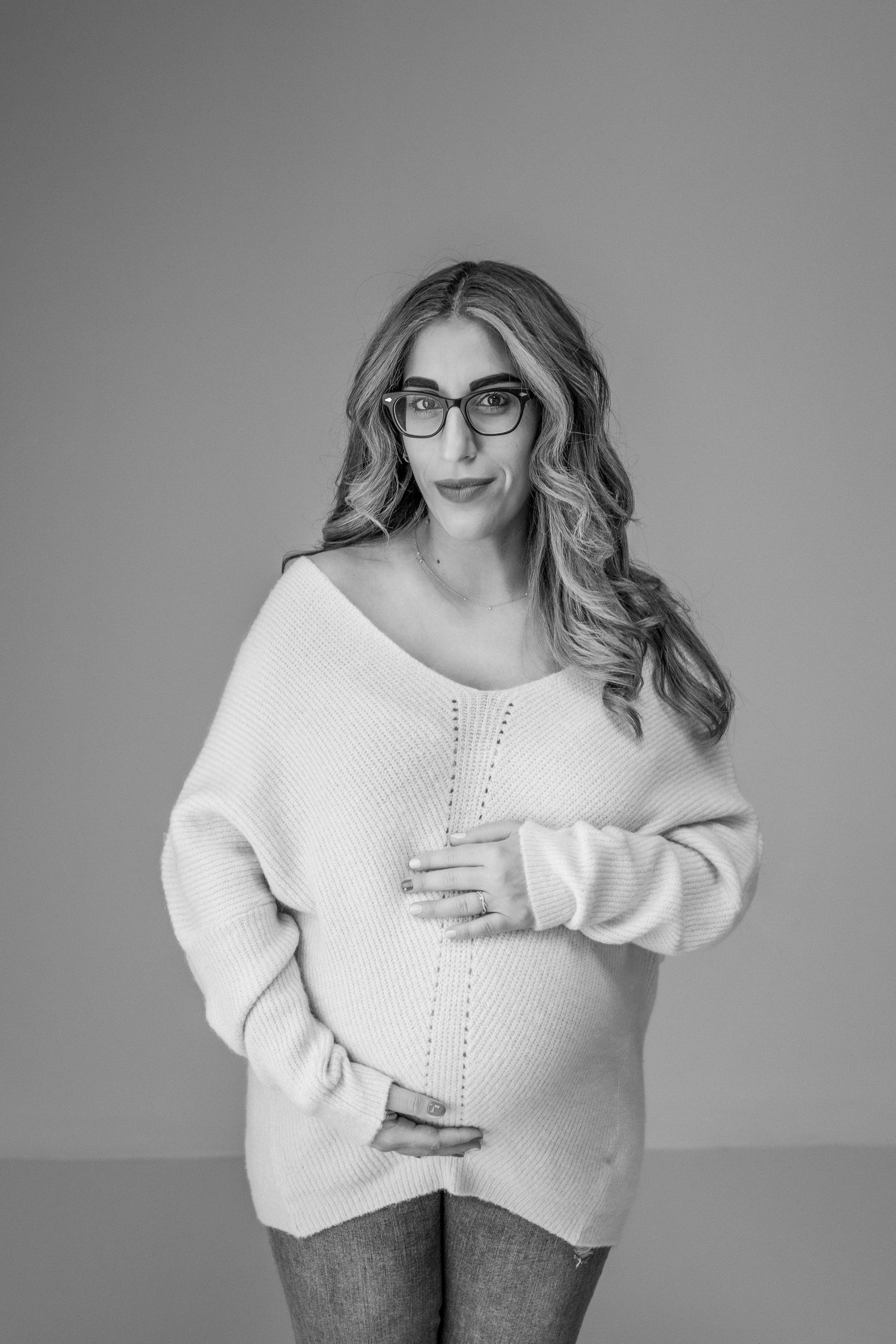  New Jersey Maternity Photographer Nicole Hawkins Photography captures a casual maternity shot. modern maternity pic inspiration #NicoleHawkinsPhotography #maternitysession #NJmaternityphotographer #NewJerseyphotographers #maternityphotos 