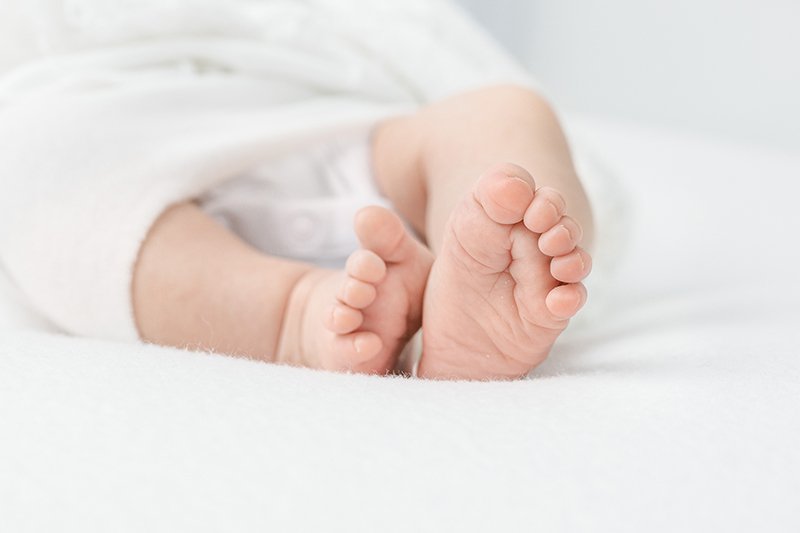  Nicole Hawkins Photography captures a close-up of newborn baby feet at a studio session in New Jersey. baby feet portraits studio NJ #NicoleHawkinsPhotography #studionewbornportraits #NJstudiophotographer #NJnewborns #NicoleHawkinsNewborns 