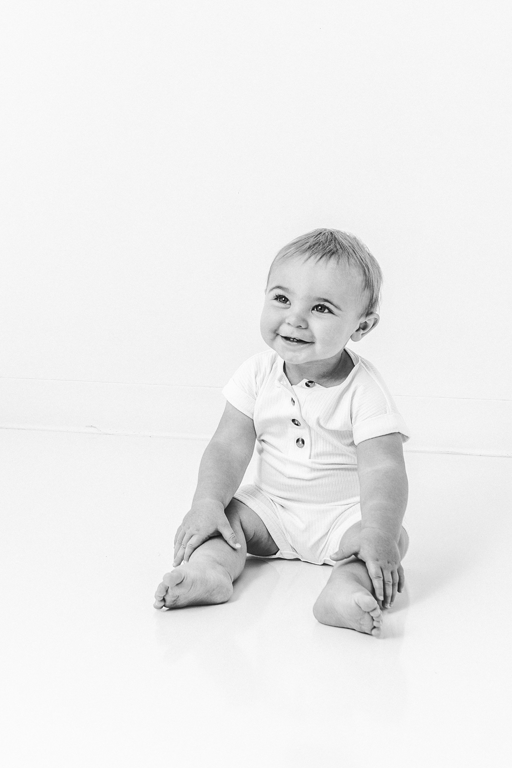  A black and white first birthday portrait took by professional photographer Nicole Hawkins Photography. NJ babies #NicoleHawkinsPhotography #NicoleHawkinsBabies #BirthdayStudioPhotography #smashcake #firstbirthday #studiobabiesandchildren 